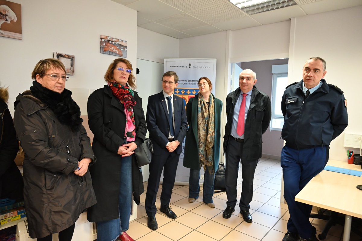 Prefet38's tweet photo. ⛔️ #NeRienLaisserPasser | Inauguration de la Maison de protection des familles @Gendarmerie_038 par @Prefet38. Un lieu d'accueil et d'écoute sur place et en opérations mobiles pour protéger les #victimesdeviolences. Les👮♀️ mobilisés pour agir et coordonner l'aide aux victimes. https://t.co/8yqw6FmLsT