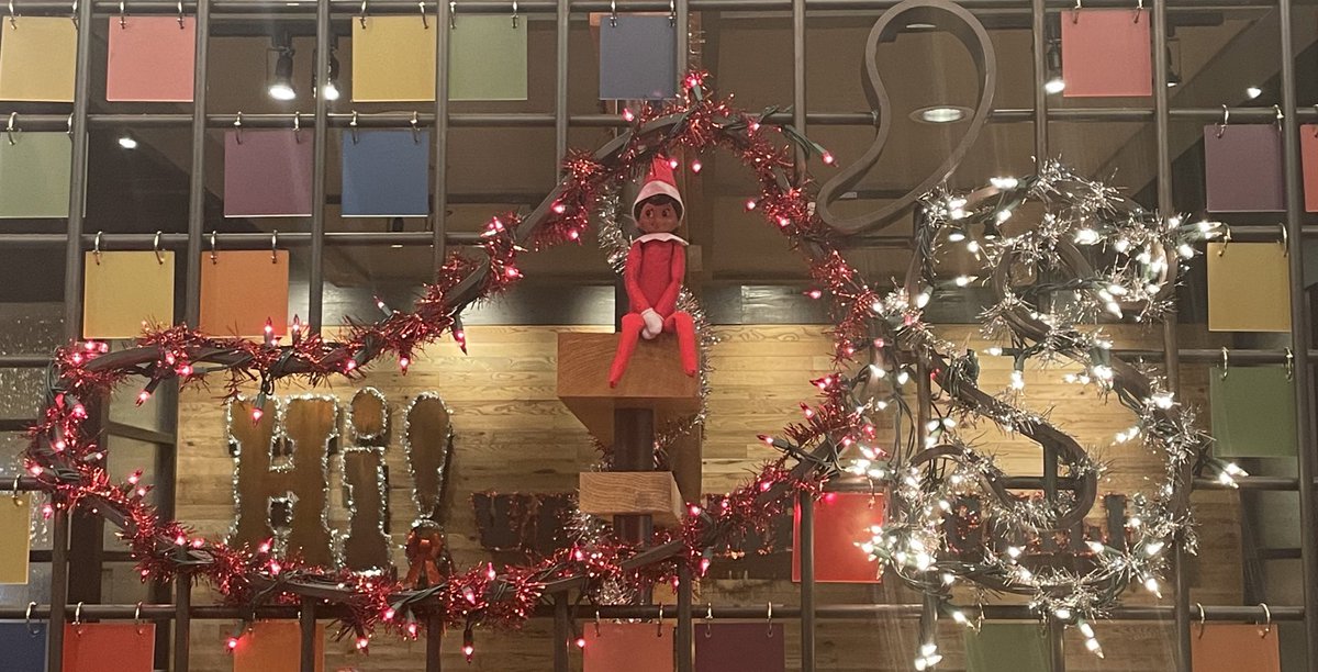 fred_plum's tweet photo. Hi Welcome to 🌶️s! I’m Margie Rita the Elf, friends with Sugar Plum the elf and Barry Rita the elf! I will be hanging out here in #4EvergreenparkChilis where the grass is always greener! Does the Griswolds live here too? They sure do know how to decorate! See ya soon https://t.co/kTWK17knUS