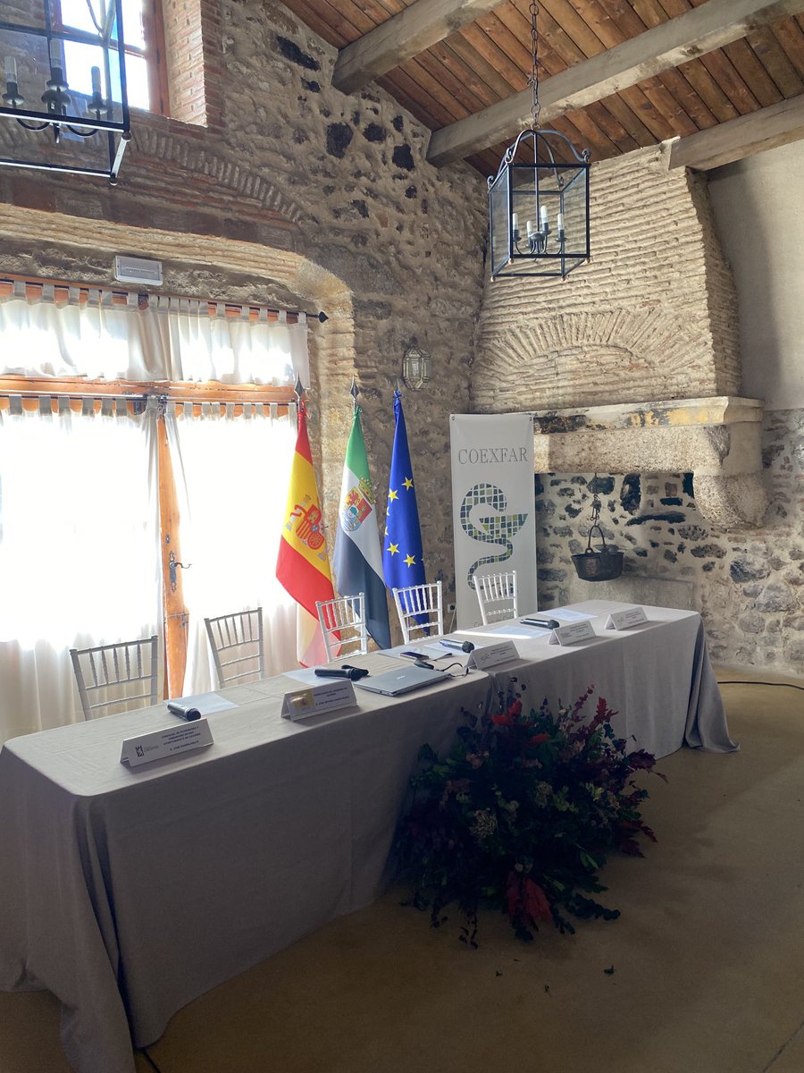 clparrac's tweet photo. A punto de empezar acto de @coexfar en el que tengo el honor de dar la conferencia sobre #IA en #Salud en nombre de @SEISeSalud #FarmaciaDigital #Cáceres #CastillodeCaceres #InformaticaSalud #FAIRdata #HealthInformatics https://t.co/vki2X5BqeS