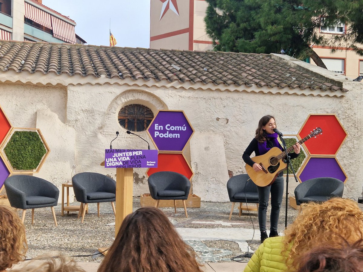 JovesEco's tweet photo. 🟣 A Sant Joan Despí a l'acte d' @EnComu_Podem per seguir reivindicant que cap dona pateixi cap tipus de violència sobre el seu cos 

✊🏼 Davant el masclisme estructural, més drets! https://t.co/kCS5HGQhAc