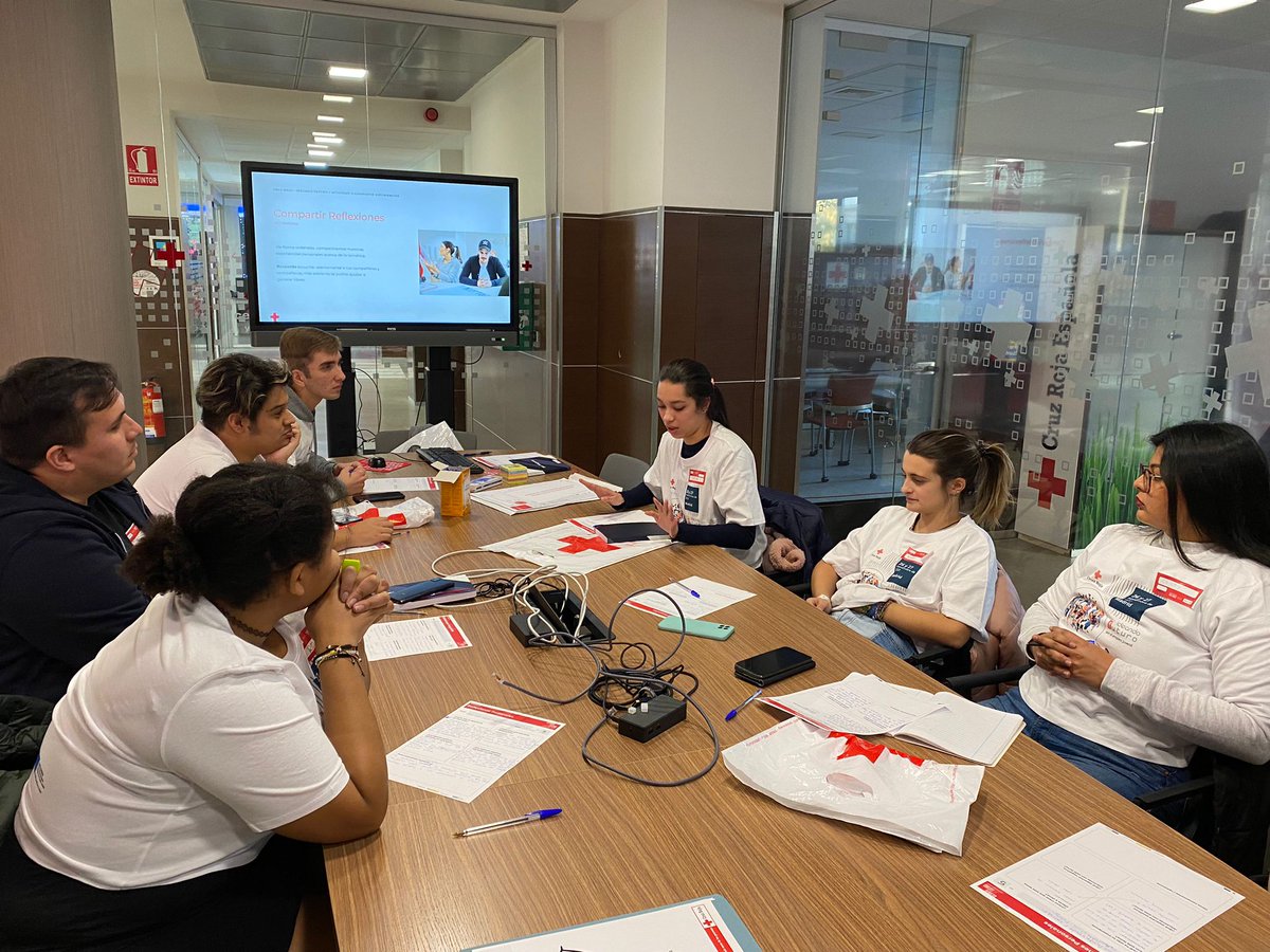 CruzRoja_Empleo's tweet photo. 100 jóvenes compartiendo inquietudes sobre su futuro ¿Qué les motiva sobre el trabajo? ¿Qué impedimentos encuentran? ¿Cómo imaginan su trayectoria profesional? ¿Cómo influye en el resto de áreas de su vida? #PlanEmpleoCruzRoja pone el foco en l@s protagonistas 💡👂#IdeandoFuturo https://t.co/0aMc6aAn5I