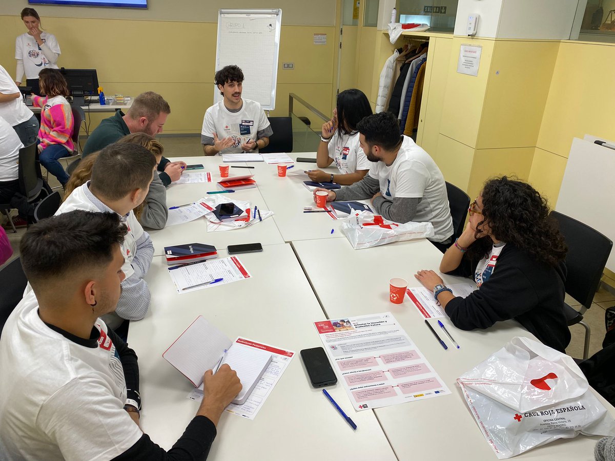 CruzRoja_Empleo's tweet photo. 100 jóvenes compartiendo inquietudes sobre su futuro ¿Qué les motiva sobre el trabajo? ¿Qué impedimentos encuentran? ¿Cómo imaginan su trayectoria profesional? ¿Cómo influye en el resto de áreas de su vida? #PlanEmpleoCruzRoja pone el foco en l@s protagonistas 💡👂#IdeandoFuturo https://t.co/0aMc6aAn5I