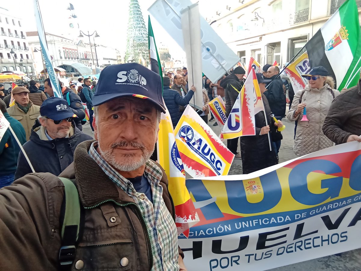 Le he dicho al que lleva mi cuenta que cuelgue esta foto reivindicando los derechos de los guardias civiles y policías nacionales