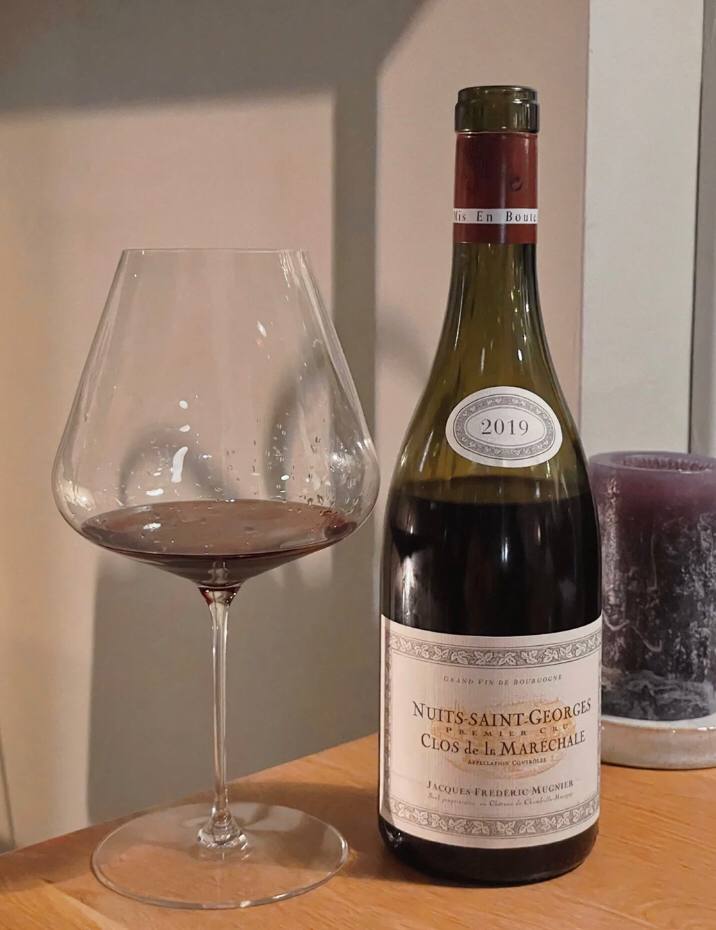 I drink wine and get rid of my tiredness. Wine not only tastes good to me, but also helps to make my skin beautiful.🍷🥰