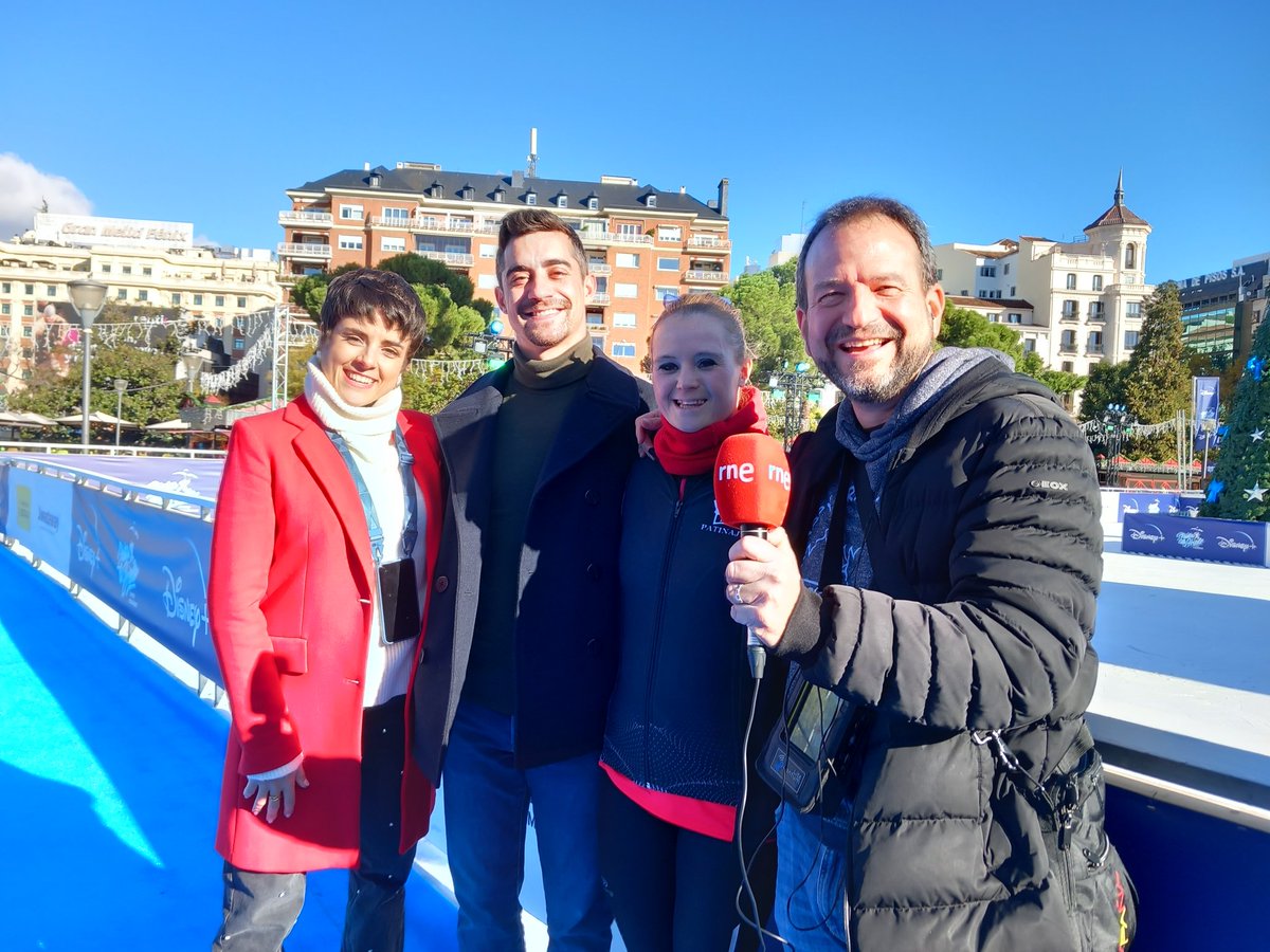 pepebarrero's tweet photo. Con #SuperAndrea y #SuperJavi en la inauguración de la Pista de Hielo de la Plaza Colon. Quien diría que uno de los dos tiene Síndrome de Down!! Capacidades tenemos todos... y discapacidades... también tenemos todos!! Gracias @javierfernandez @SaraSobreHielo @DownEspana Grandes!! https://t.co/bpwOKvEWZO