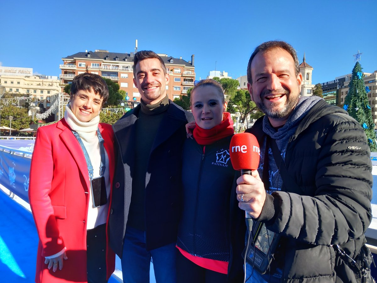 pepebarrero's tweet photo. Con #SuperAndrea y #SuperJavi en la inauguración de la Pista de Hielo de la Plaza Colon. Quien diría que uno de los dos tiene Síndrome de Down!! Capacidades tenemos todos... y discapacidades... también tenemos todos!! Gracias @javierfernandez @SaraSobreHielo @DownEspana Grandes!! https://t.co/bpwOKvEWZO