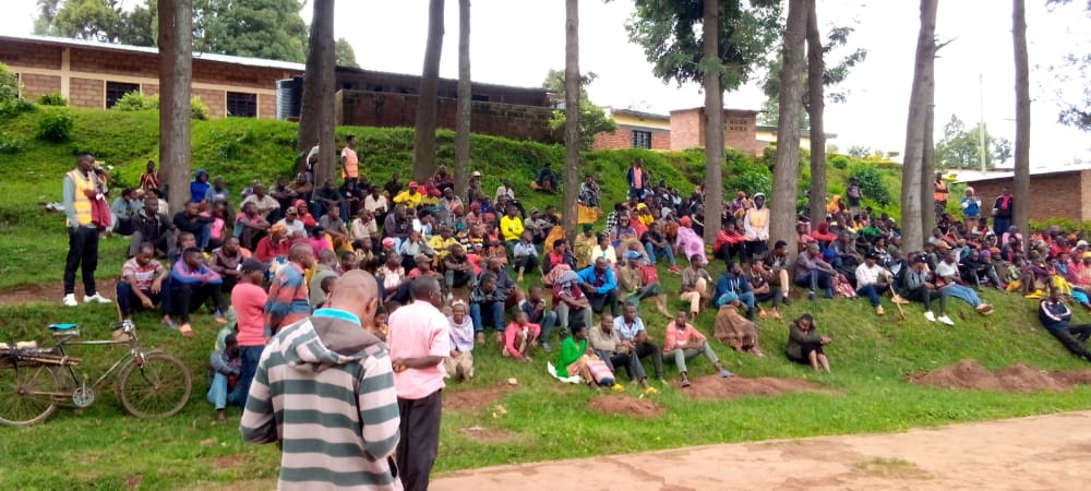 RutareRyvcp's tweet photo. None tariki ya 26/11/2022 youth volunteers ya Rutare twakoze ibikorwa bitandukanye,

° Dufatanyije n'abaturage twakoze umuganda wo kurwanya isuri dusibura ibinogo mu kagari ka Gatwaro

°Twakomeje ubukangurambaga mu kurwanya COVID-19 ndetse na Ebola. https://t.co/fcv4uq2D9m