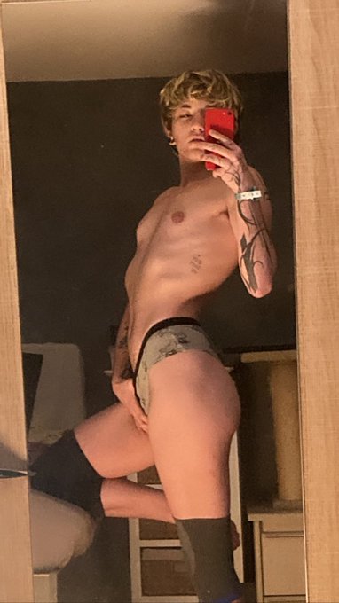 2 pic. Little gift for us today ?Swipe to undress ? RT for everyone to enjoy ??

Like this, I feel sexy