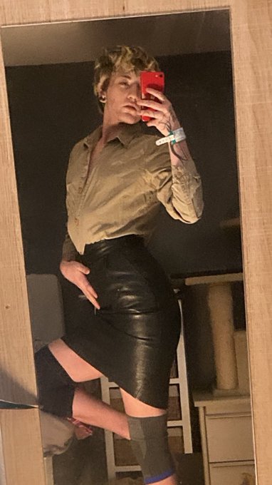 1 pic. Little gift for us today ?Swipe to undress ? RT for everyone to enjoy ??

Like this, I feel sexy
