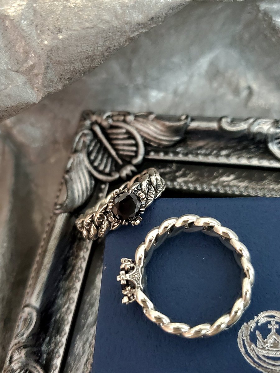 StarGardenSG_u's tweet photo. 【ARTEMIS KINGS】
2022 "NewCollection"
CROWN×(CzBK+SmokeyQuartz)
『 ツインクラウンピアス 』 ¥13200-
CROWN×CzBK
+CurbChain×Arabesque 『 クラウン喜平リング 』
size9/11/13/15/17/19号 各¥11000-
CROWN×(SafetyPin+CzWH)
『 クラウンセーフティピン 』¥8800- https://t.co/OFHQFOfzAu