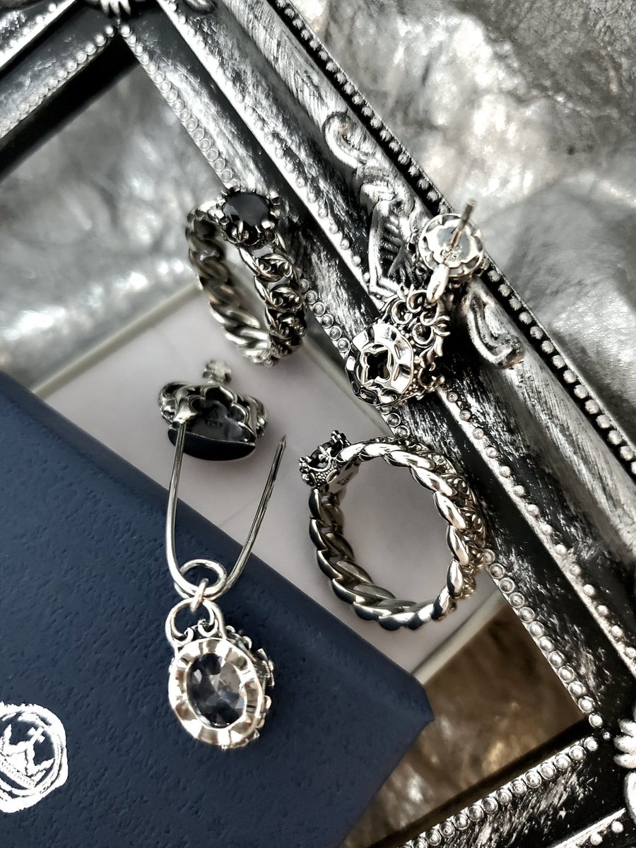 StarGardenSG_u's tweet photo. 【ARTEMIS KINGS】
2022 "NewCollection"
CROWN×(CzBK+SmokeyQuartz)
『 ツインクラウンピアス 』 ¥13200-
CROWN×CzBK
+CurbChain×Arabesque 『 クラウン喜平リング 』
size9/11/13/15/17/19号 各¥11000-
CROWN×(SafetyPin+CzWH)
『 クラウンセーフティピン 』¥8800- https://t.co/OFHQFOfzAu
