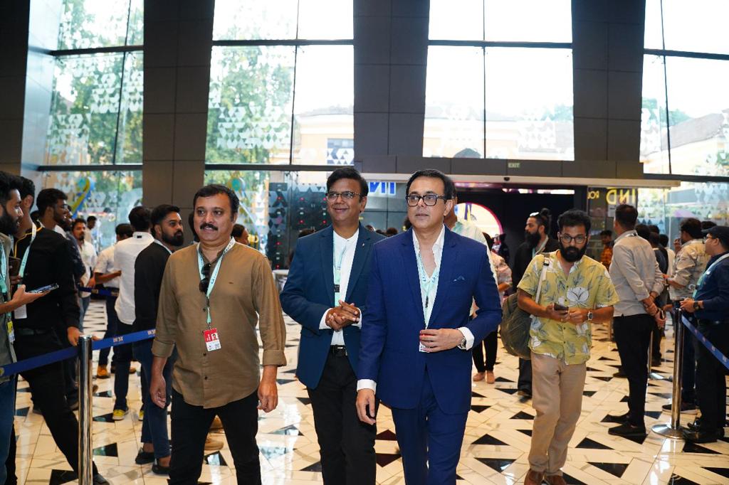INOXMovies's tweet photo. Smiling faces all around at #BigPix, Goa as these celebrities have made the Day 6 of IFFI, the biggest film festival even special with their presence. @IFFIGoa @Varun_dvn @kkundrra  @RandeepHooda #INOX #LiveTheMovie https://t.co/sJb29vUl5i
