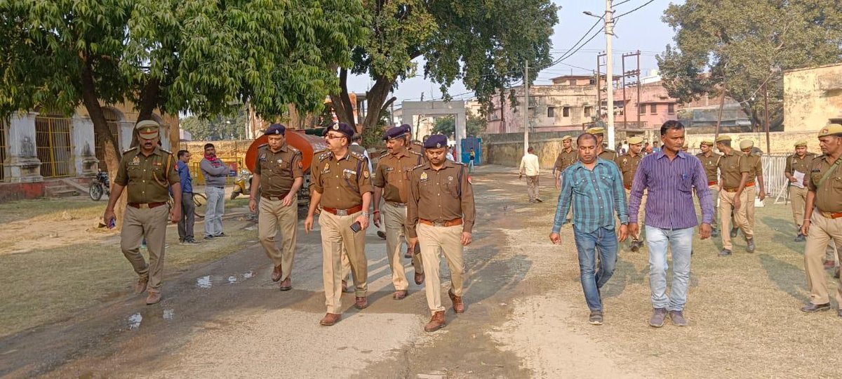 ayodhya_police's tweet photo. मा0मुख्यमंत्री उत्तर प्रदेश श्री .@myogiadityanath जी के जनपद अयोध्या आगमन के दृष्टिगत #DigRangeAyodhya व #SSP_अयोध्या द्वारा कार्यक्रम स्थल सुरक्षा व्यवस्था का निरीक्षण कर सम्बन्धित को दियें आवश्यक दिशा निर्देश। #UPPolice #ayodhyapolice https://t.co/Pb5Trec79t