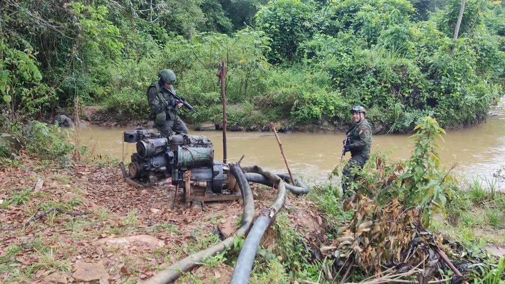 Redi_andes's tweet photo. #26Nov || FANB desplegada en la región Guayana, en labores de patrullaje y desmantelamiento  de grupos delincuenciales armados y destrucción de equipos depredadores de las Reservas Forestales. No permitiremos a estos grupos delincuenciales en nuestro territorio, serán expulsados. https://t.co/NShs6qivV9
