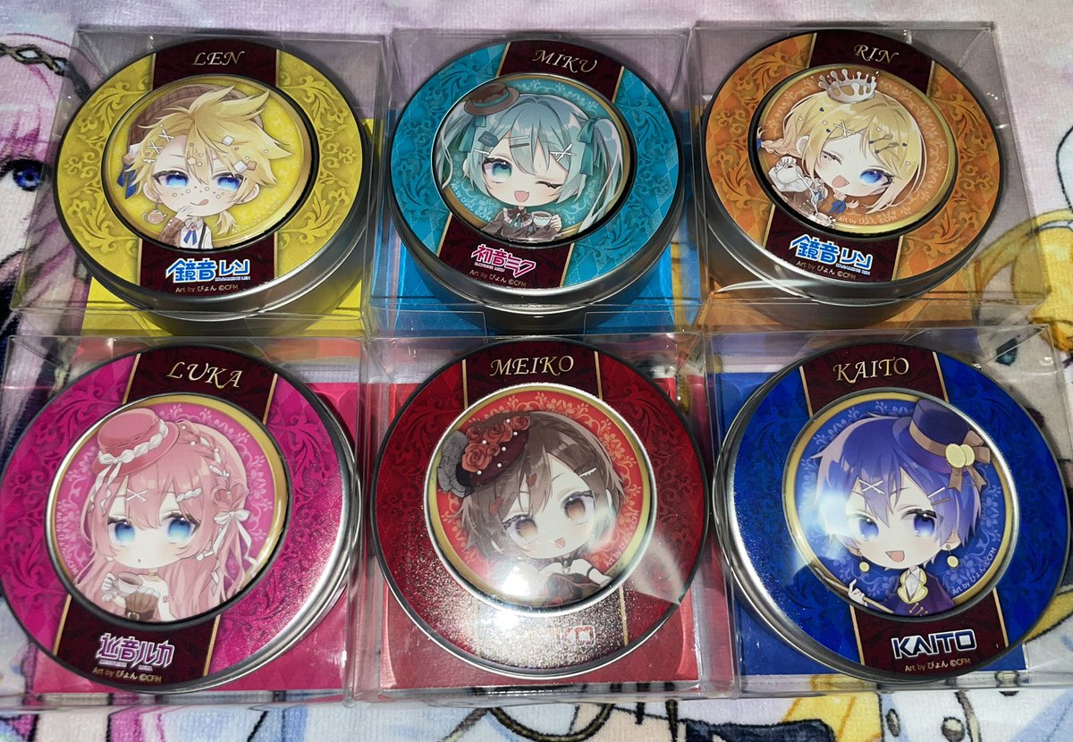 M_MMiku's tweet photo. #ggMART #初音ミク #鏡音リン #鏡音レン #巡音ルカ #MEIKO #KAITO 
紅茶缶(?)とミクチュウやっと届いた〜☆
現物めちゃくちゃ可愛いし、中に入ってるアクキーも小さくて可愛い！
紅茶缶の後ろの紙にそれぞれちっちゃいボカロ達描かれてるし、蓋につ��てるのマグネットになってるから外せるの良き!! https://t.co/b2wjc4KFcq