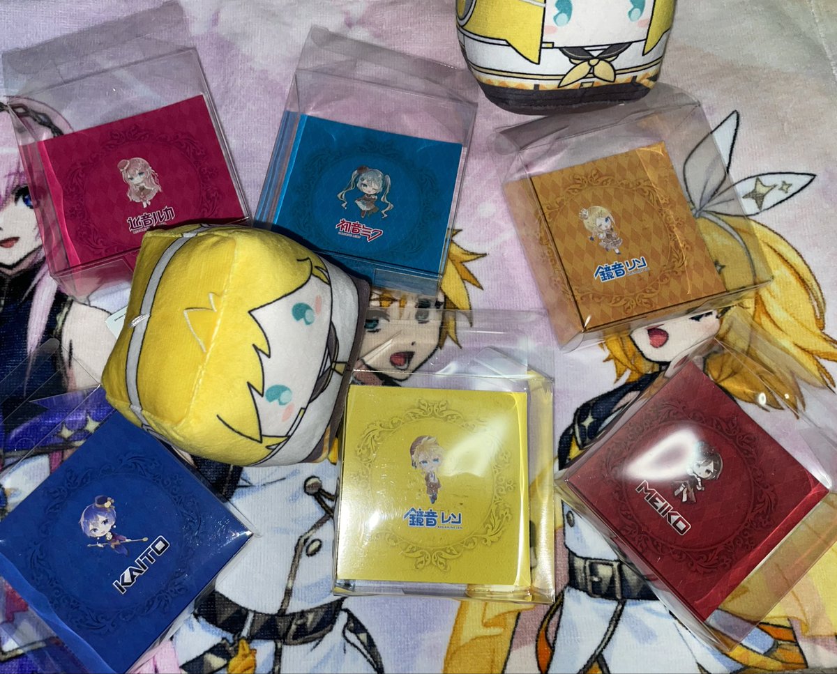 M_MMiku's tweet photo. #ggMART #初音ミク #鏡音リン #鏡音レン #巡音ルカ #MEIKO #KAITO 
紅茶缶(?)とミクチュウやっと届いた〜☆
現物めちゃくちゃ可愛いし、中に入ってるアクキーも小さくて可愛い！
紅茶缶の後ろの紙にそれぞれちっちゃいボカロ達描かれてるし、蓋につ��てるのマグネットになってるから外せるの良き!! https://t.co/b2wjc4KFcq