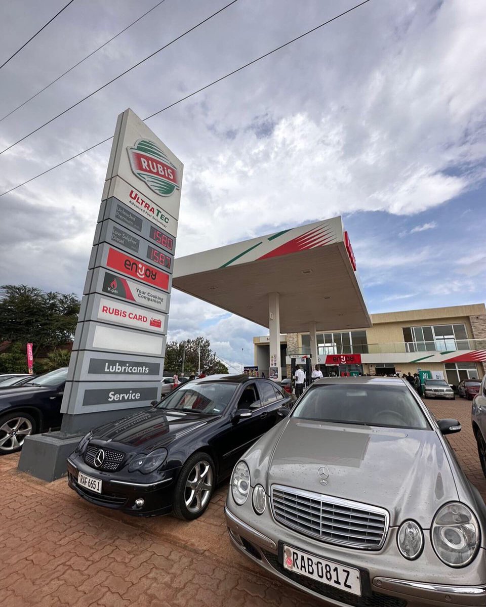 RUBiSEnergyRw's tweet photo. The first edition of the German cars meat-up is ON! 💫 

Free 10L of #UltraTecFuel ⛽️: ✅. 

Are you ready to fly on the road?

#XtraXperienceAwait #FuelWithRubis #JustForFun #RaceForFun https://t.co/plh7yotW50
