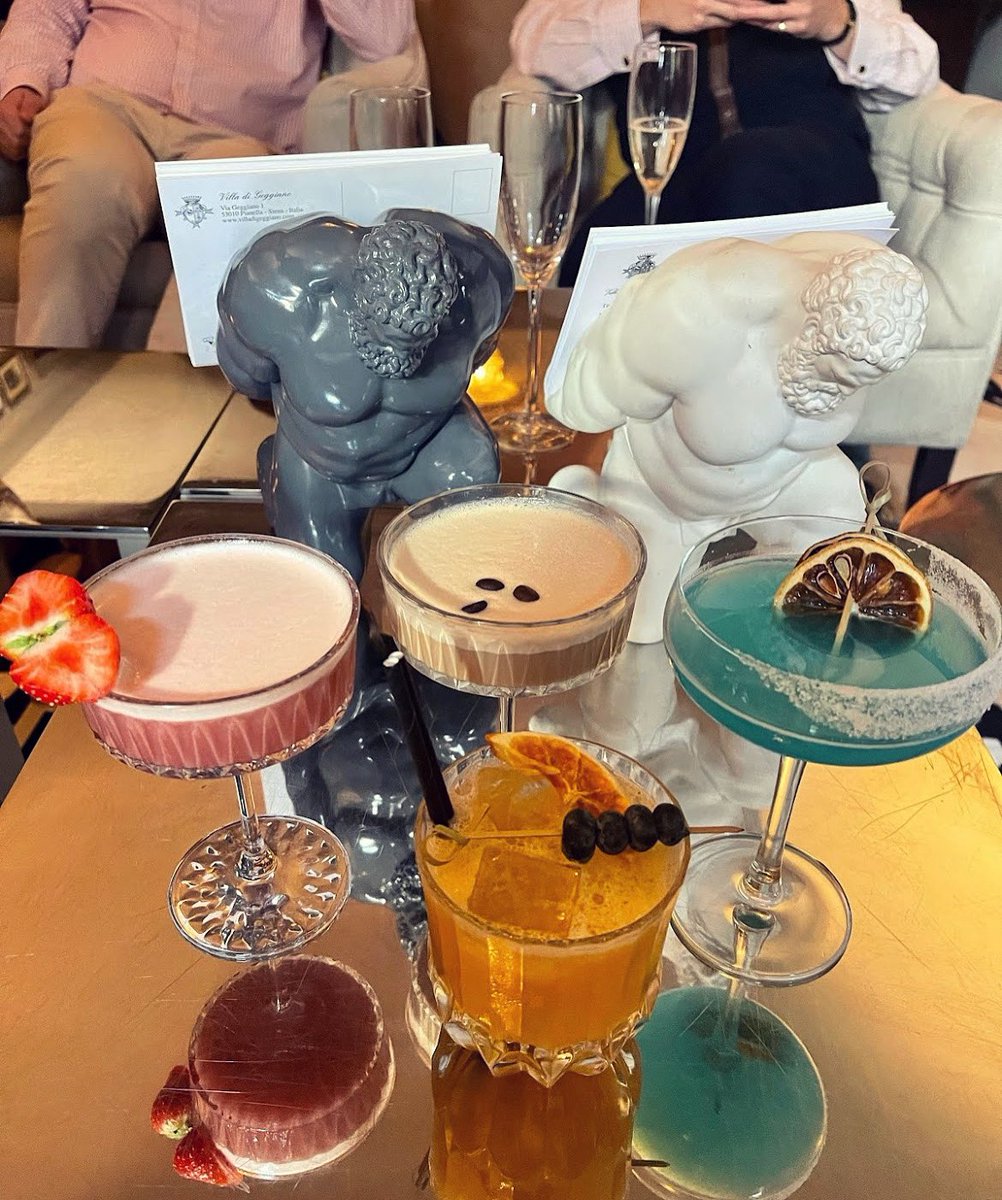 VilladiGeggiano's tweet photo. It's time to mix things up!
We can create custom cocktails based off 3 things - your choice of spirit, glass and desired flavour.
Our expert bartenders will take the rest from there🍸
#meetmehere #cocktails #mixologist #happyhour #italianbar #italianfood #chiswick #westlondon https://t.co/mFwndXursO