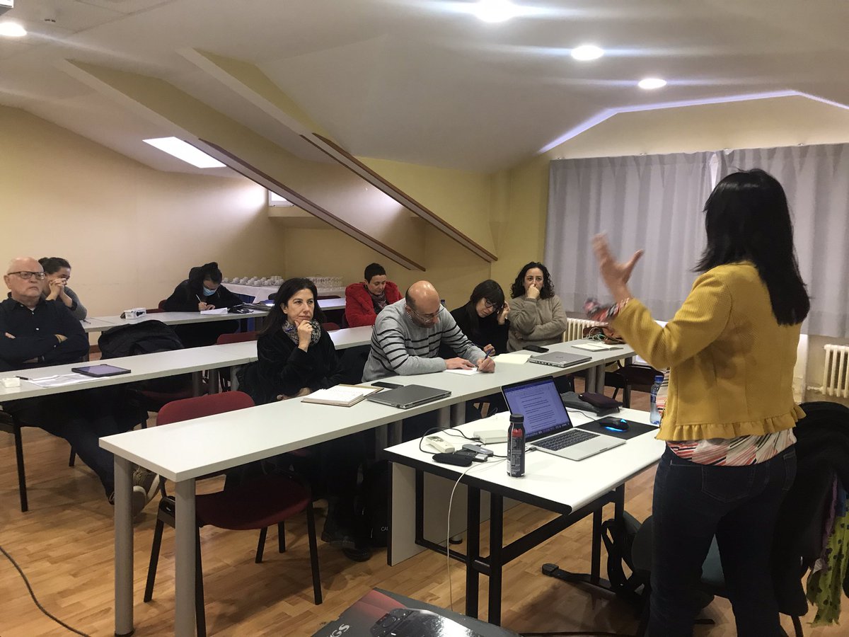 APrensaOviedo's tweet photo. 🗣 Estamos adentrándonos en el mundo del podcast con el taller de narrativa impartido por @MonaLSiminiani . 📝 La Asociación de la Prensa ha organizado esta formación con el respaldo del @GobAsturias https://t.co/rdmTN2zUIW