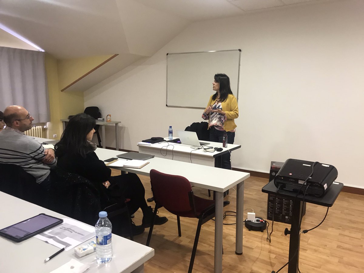 APrensaOviedo's tweet photo. 🗣 Estamos adentrándonos en el mundo del podcast con el taller de narrativa impartido por @MonaLSiminiani . 📝 La Asociación de la Prensa ha organizado esta formación con el respaldo del @GobAsturias https://t.co/rdmTN2zUIW