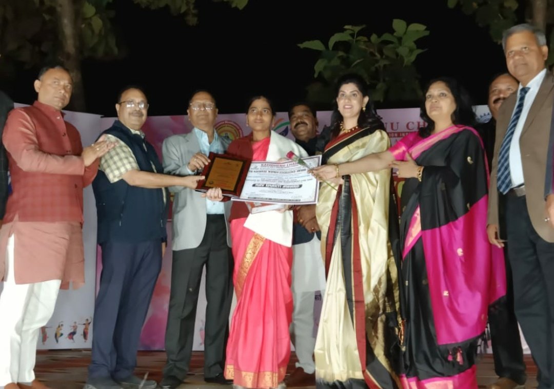 DrVijayTiwariJi's tweet photo. Proud to honour @GudiyaK80077600 with #15thNWEA2022 at @itmgkpofficial @Dm_Gorakhpur 

@narendramodi @PMOIndia @anandibenpatel @myogiadityanath @CMOfficeUP @UPGovt 

Kindly provide her a small piece of land for house &amp; support for climbing the #MountEverest

#Security #CyberNews https://t.co/lFSGMZTcRa