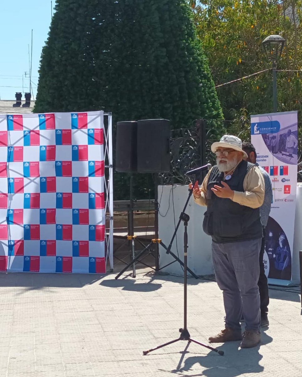 SeremiMineraVal's tweet photo. @SeremiMineraVal Julio Zumaeta Bustamante, inauguró la II edición de la #Feriamedioambienteyminería y el Seminario de #Coresemin en Cabildo.
🍃 Con el objetivo de informar a la comunidad sobre la contingencia Minera, innovación en tecnologías verdes y directrices regionales. 👏 https://t.co/0gELRm3FH8