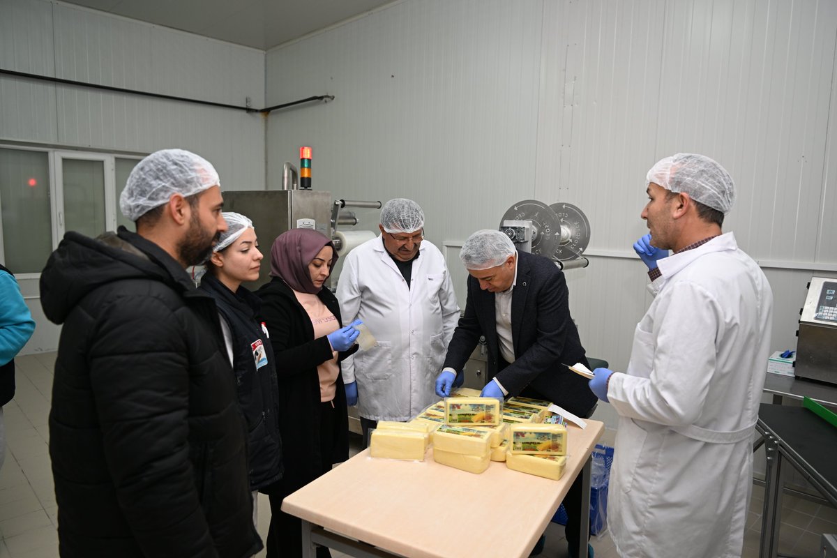 kayseritarimorm's tweet photo. İl Tarım ve Orman Müdürü @MstafaSahin44, @dsybkayseri ait #Hunat Et ve Süt Ürünleri işletmesini ziyaret etti. @TCTarim finanse edilerek, sisteme yeni dahil edilen kaşar peyniri paketleme hattını da inceleyerek hayırlı olsun dileklerini iletti.
@VahitKirisci @gokmen_cicek_ https://t.co/ZRr2H9y3Yv