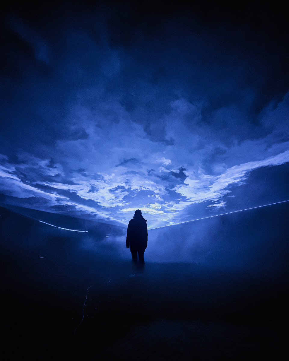 Gm! #tbt <a href="/SRoosegaarde/">Studio Roosegaarde</a>’s brilliant WATERLICHT installation <a href="/slotloevestein/">Slot Loevestein</a> #climatechange #powerofwater #NightPhotography #architectanddesign #mood
