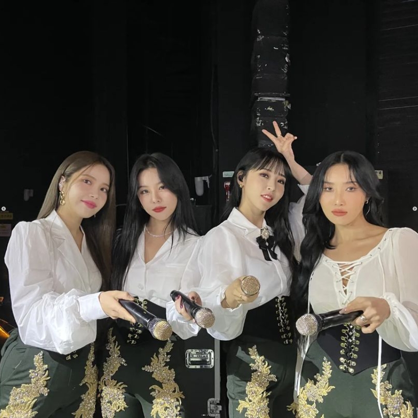 IreneLe64629830's tweet photo. our #Queen #MAMAMOO #ママム #媽媽木 #مامامو
#PhilstarCom @PhilstarNews
🔜https://t.co/3S0iNZyI1w
❤정말 많이 #수고했고 #사랑합니다❤
#QueenWheein #Qwheein
#DancerWheein #VocalWheein #AceWheein
#휘인 #Wheein #Whee_In #輝人 #フィイン #丁輝人 #정휘인 #JungWheein #whee_inthemood🦋 https://t.co/teOwaq8oWv