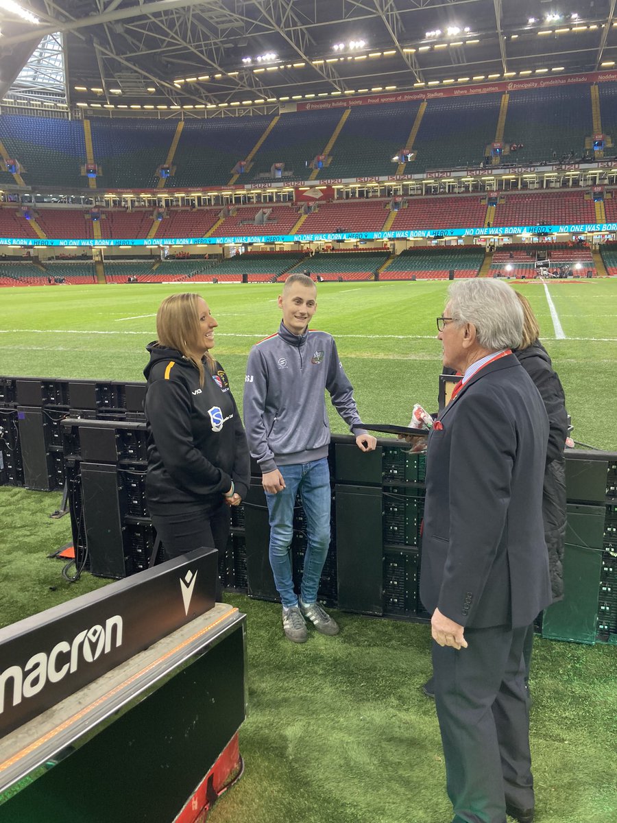 geraintrugby's tweet photo. Game day @principalitysta &amp; our fantastic people &amp; volunteers getting ready for @WelshRugbyUnion v @wallabies . Big thanks to flag bearers Sarah &amp; Ryan from @thebunsrfc @stalbans_u15s &amp; @evrfc @ebbwyouth plus President Gerald for your support- @angharad_a 🏴󠁧󠁢󠁷󠁬󠁳󠁿 https://t.co/IH8NYvct4j