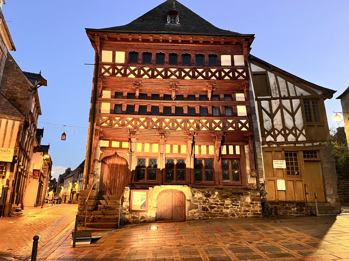 | Photo du jour 🏘️ |

Début de journée à Lamballe-Armor 🌥️
Bon week-end à tous 🤗