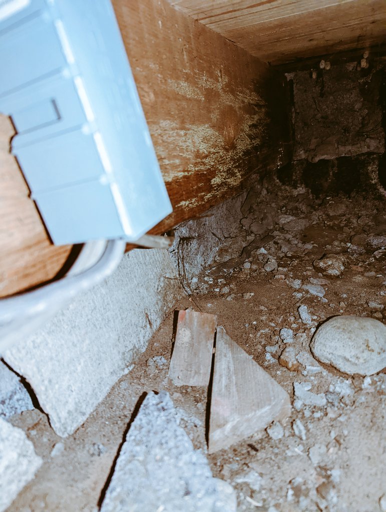 ElecSafeBelfast's tweet photo. Fault finding - continuous RCD tripping. 

Testing revealed a section of cable had low insulation resistance.

Turned out to be an under floor junction box with water ingress.

Re-terminated with Wago box and informed client about water ingress on gable wall. https://t.co/VGEywT8Rhd
