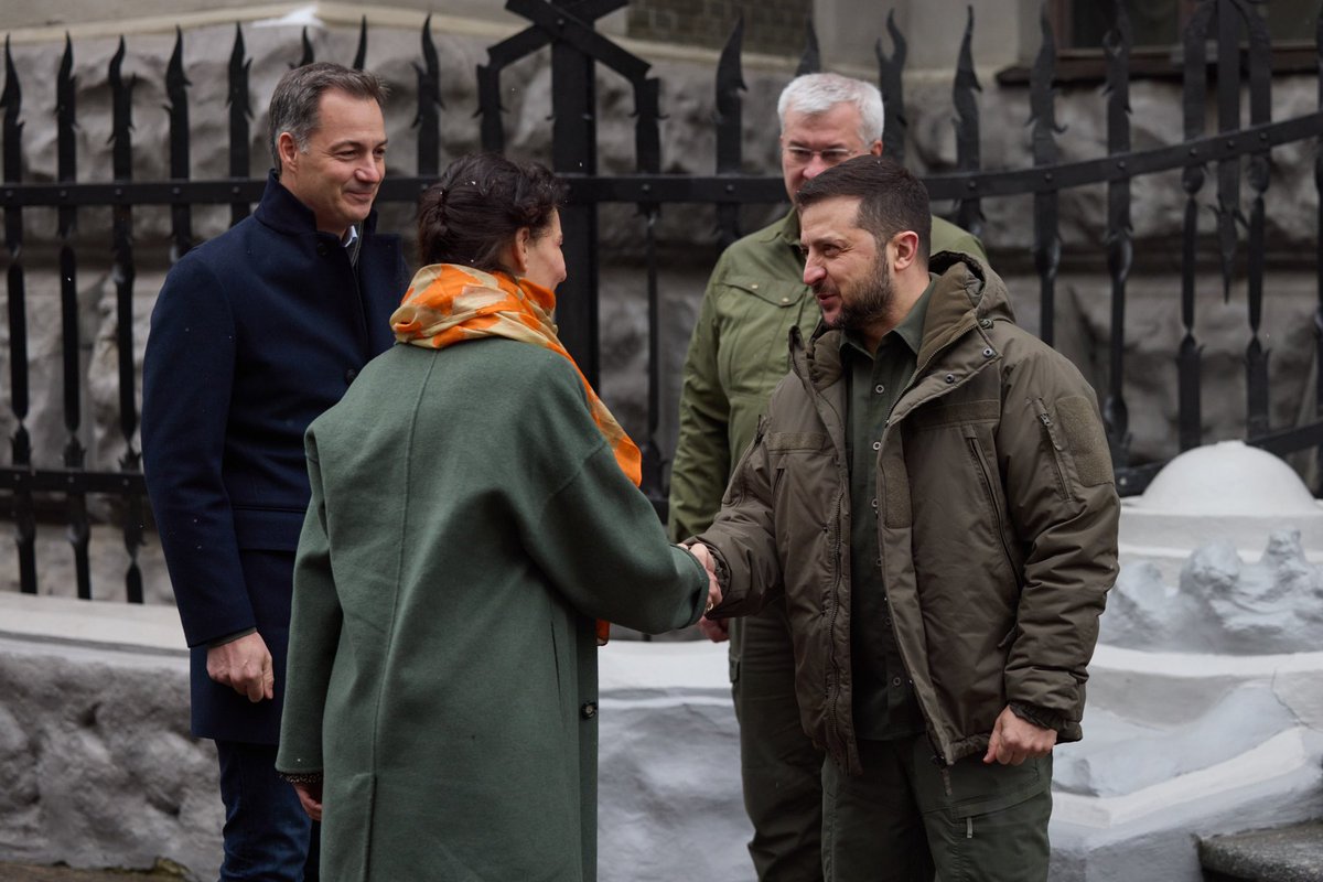 Meeting with President Zelensky in #Kyiv. We stand with the Ukrainian people. Just before winter begins, Belgium is supporting them by providing extra military equipment and humanitarian aid. 🇧🇪🇺🇦 <a href="/alexanderdecroo/">Alexander De Croo 🇺🇳</a> #Ukraine