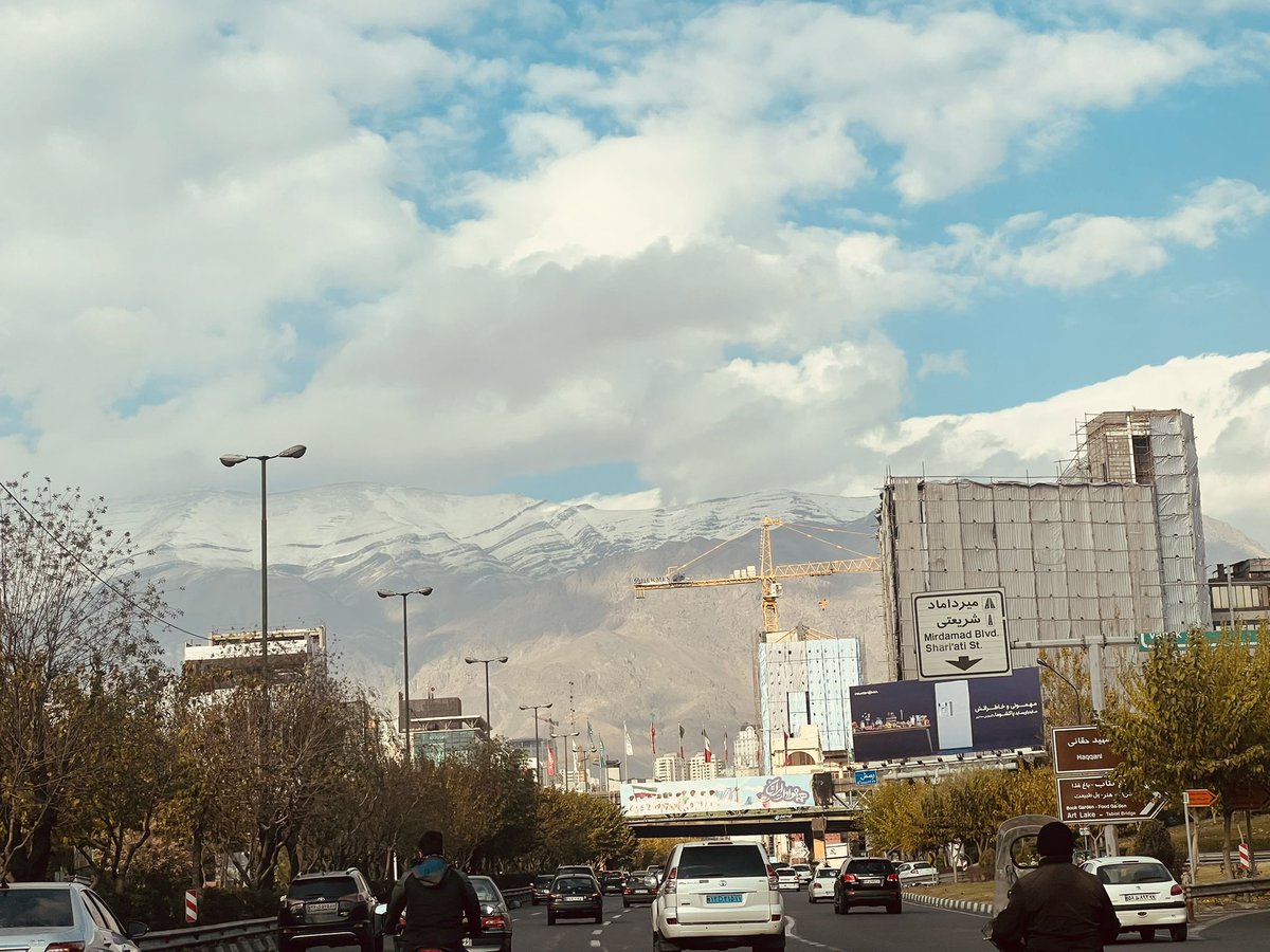 anamzehra86's tweet photo. If one has to fall in love with Tehran, snow covered mountains with autumn colors is the season. 
#ChroniclesofIran
#JourneyOfLove https://t.co/cZF9NbKS8y