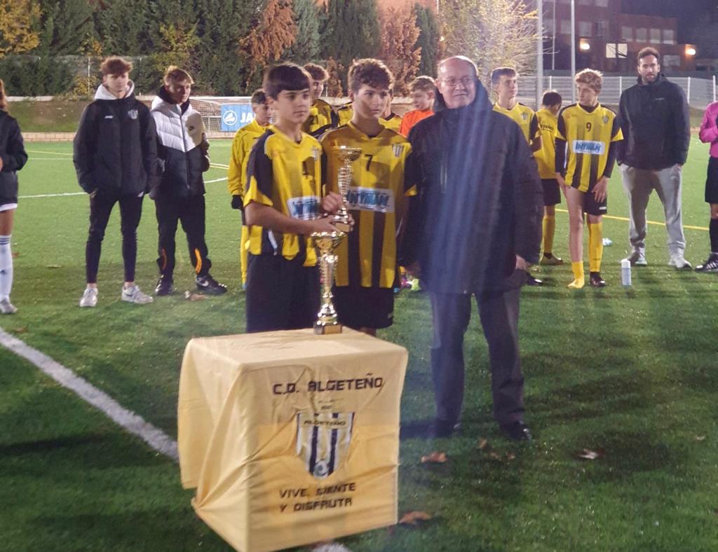PPalgete's tweet photo. ⚽️ Ayer, #FernandoRomo, nuestro candidato a la Alcaldía, asistió al IVTrofeo Juvenil contra la violencia de género que disputaron el @CDAlgeteno (masculino) y el @MadridCFF (femenino).
👏🏻Enhorabuena, campeonas!
#Algete #violenciadegénero #megustaAlgete #ganas #ganasdeAlgete https://t.co/06WokKyMX4