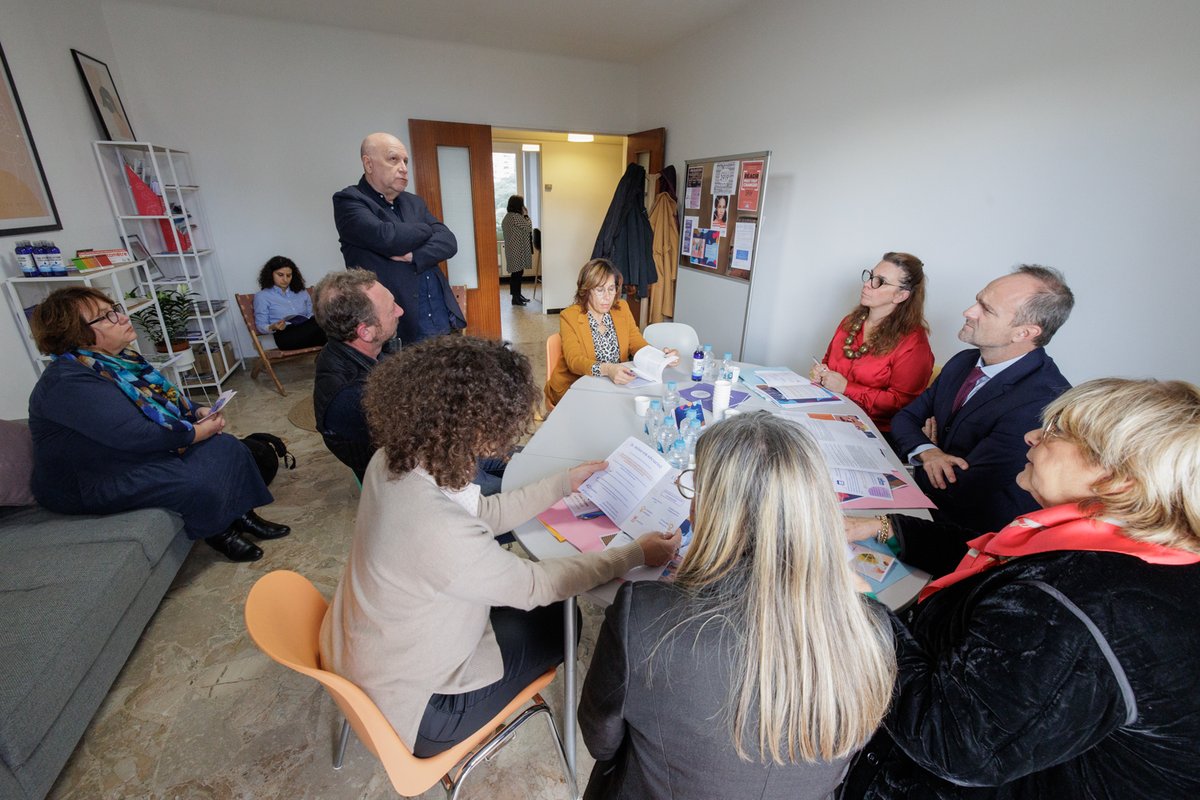 Prefet2aS's tweet photo. #journeeinternationale le secrétaire général pour les affaires de Corse et la directrice régionale aux droits des femmes et à l’égalité ont visité le nouvel accueil de jour dédié aux #femmesvictimesdeviolences, qui ouvrira ses portes le 1er décembre prochain à Ajaccio. https://t.co/c1JbEeWUpW