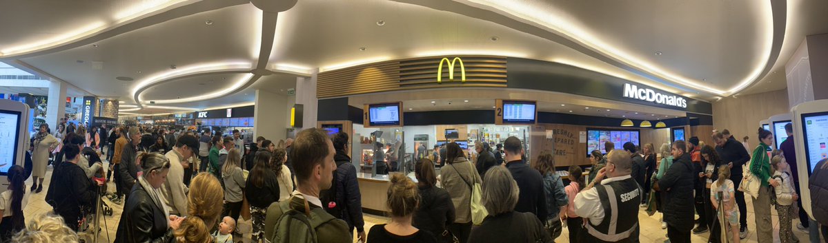 daisy52982136's tweet photo. @McDonalds how is this new way efficient, bring back tills instead of employees shouting numbers out!! Absolutely shocking this new way of customer service!! https://t.co/jVmTEmwLXP