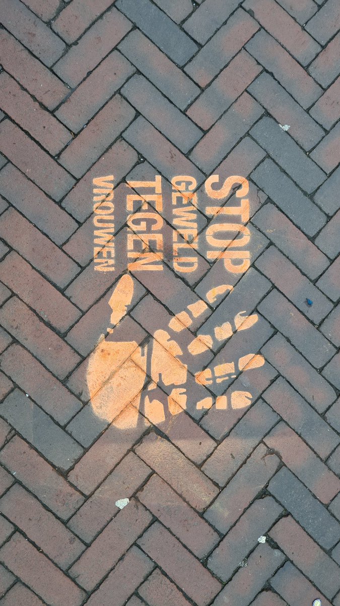 Mooie gesprekken tijdens de #OrangeTheWorld krijtactie in <a href="/shertogenbosch/">'s-Hertogenbosch</a> 
We spraken veel #medestander voor #16Days 
@NLSoroptimist <a href="/UNWomen_NL/">UN Women Nederland</a>