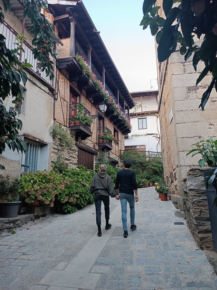 Pasear por las calles de los pueblos de la Sierra de Francia, descubrir sus rincones, detenerse en sus detalles… ¡Todo un lujo para nuestros embajadores!