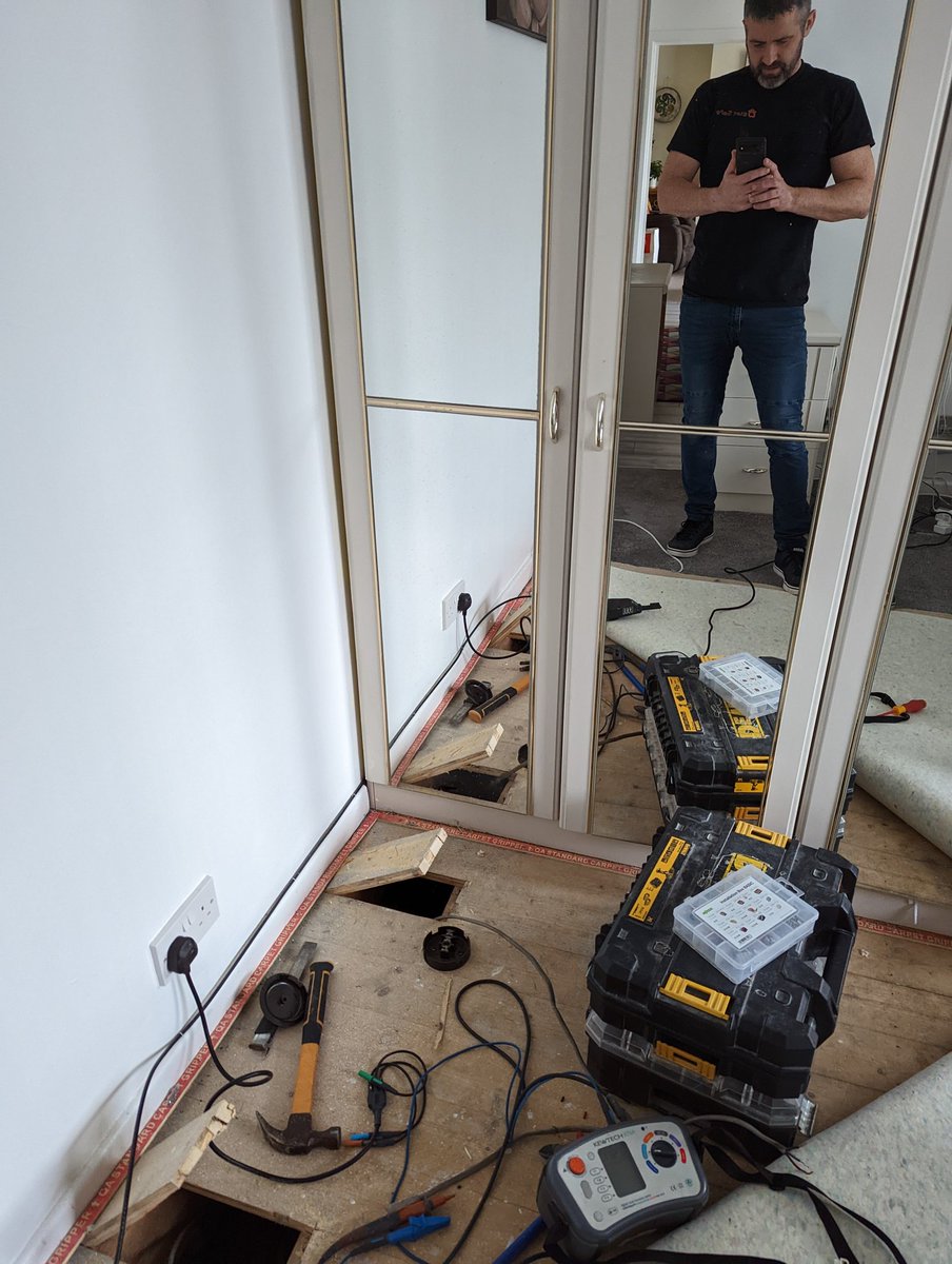 ElecSafeBelfast's tweet photo. Fault finding - continuous RCD tripping. 

Testing revealed a section of cable had low insulation resistance.

Turned out to be an under floor junction box with water ingress.

Re-terminated with Wago box and informed client about water ingress on gable wall. https://t.co/VGEywT8Rhd