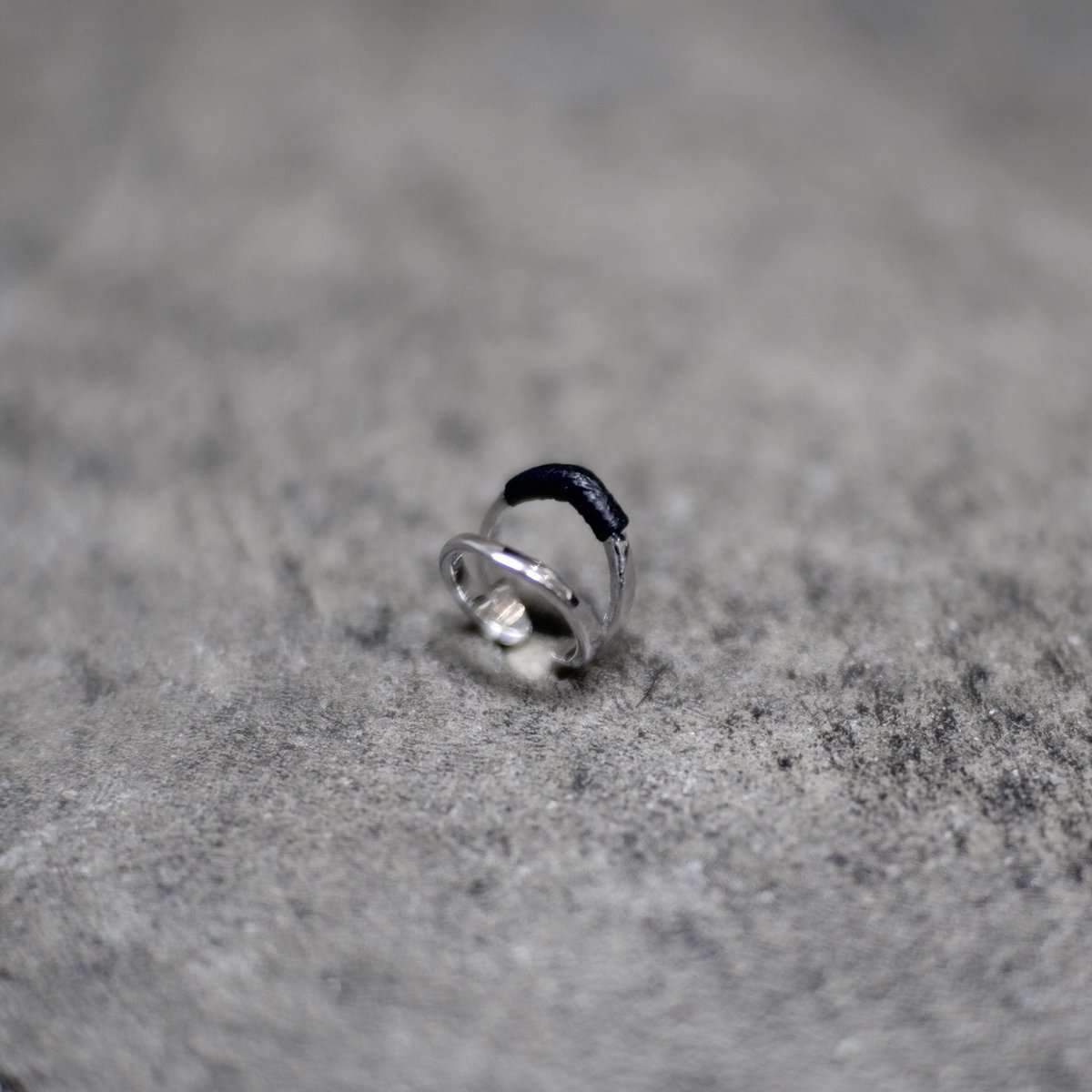 TASjapan's tweet photo. EAR CUFF / SHADING #3

シルバーとレザーで構成されたイヤカフ

色濃く落ちる影。
光との対比。

Shadows that fall deep in color.
Contrast with light.

MATERIAL : SILVER 925 / LAMB LEATHER  #tasjapan https://t.co/6aTw8ldbiE