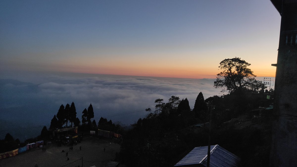 jyamubhutia's tweet photo. Today's sunset from home
#sunset #simana #darjeeling https://t.co/yVptT3uqhm