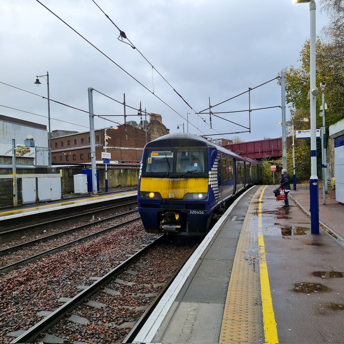 joshiefalls's tweet photo. Always feels good when your away for the weekend, travelling in style on @ScotRail 320 404 into #GlasgowCentral, time for some #blackfriday deals! #glasgow #centralstation #scotland #scotrail #class320 #shopping #clyde #stenoch #buchananstreet https://t.co/k71gaQ8Tqp