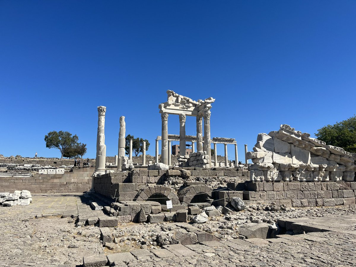demirhus's tweet photo. Bu yıl ilk kez Bergama’daki antik kente gitme fırsatım oldu. Şimdi Berlin’de Bergamon Müzesi’nde Türkiye’den getirilen eserleri gezdik. Keşke elimizdeki değerlere sahip çıkabilsek.. Müzedeki eserlere @HsnSnlndrc @ismltncblk çaldım, dinlemek onların da hakkı.. #berlin #bergamon https://t.co/q4Z5OxmKzd