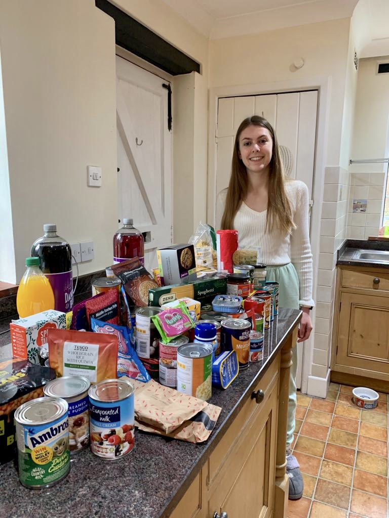 foodchampsbucks's tweet photo. One of our #foodchampions started #volunteering as part of their Duke of Edinburgh Award Scheme. What an amazing achievement to take part in her DofE and at the same time do such a beneficial thing for @ChilternFoodban Congratulations Annabelle! 🙌🏼

#chesham #amersham #foodbank https://t.co/9NfW1xpbs0