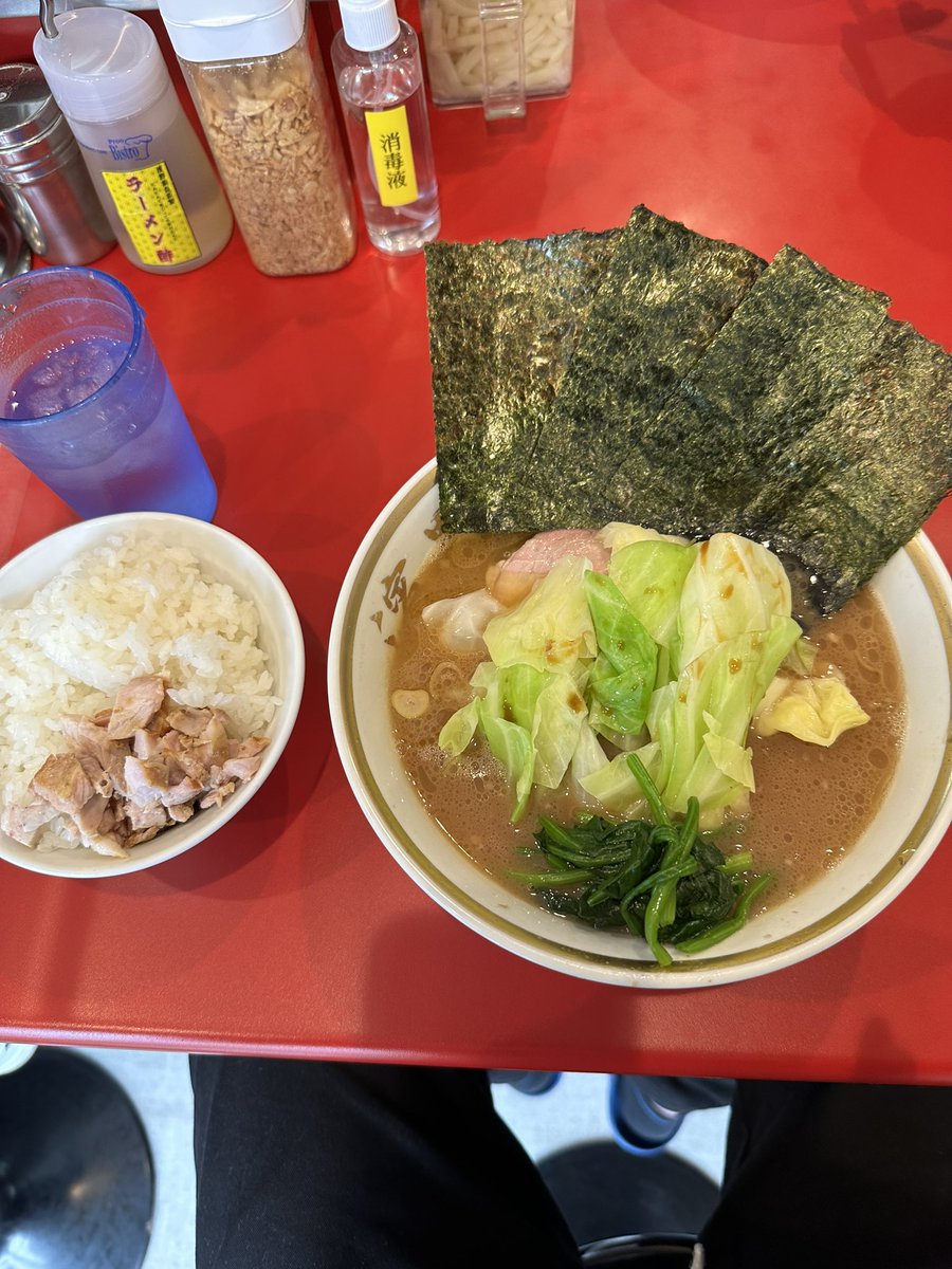 harashin69's tweet photo. 今日は五井「ラーメン濱野屋」さんへ初訪問！めちゃくちゃ美味しかった！
店主、従業員さんの「雨の中ありがとうございます」で心身共に暖まりましたー！
#ラーメン濱野屋 https://t.co/lN846oz2nK