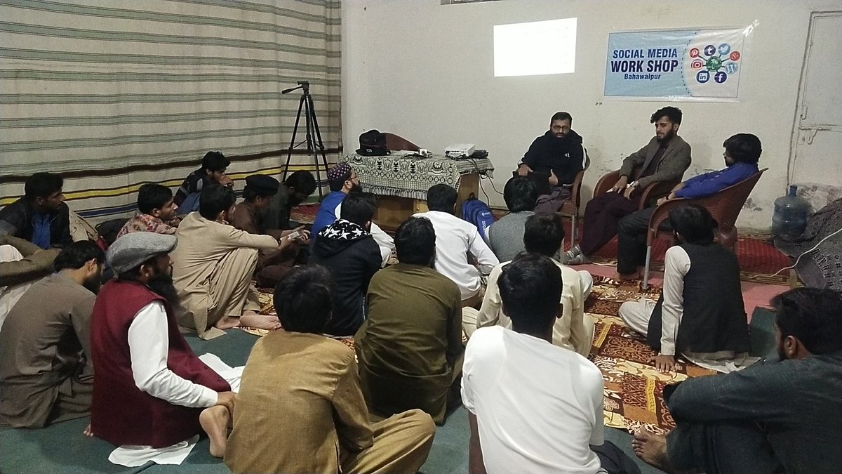 AhmadAjmal__'s tweet photo. بہاولپور میں ٹوئٹر ورکشاپ جاری یے
#TwitterSession #Bahawalpur https://t.co/g6DvyWuYhp