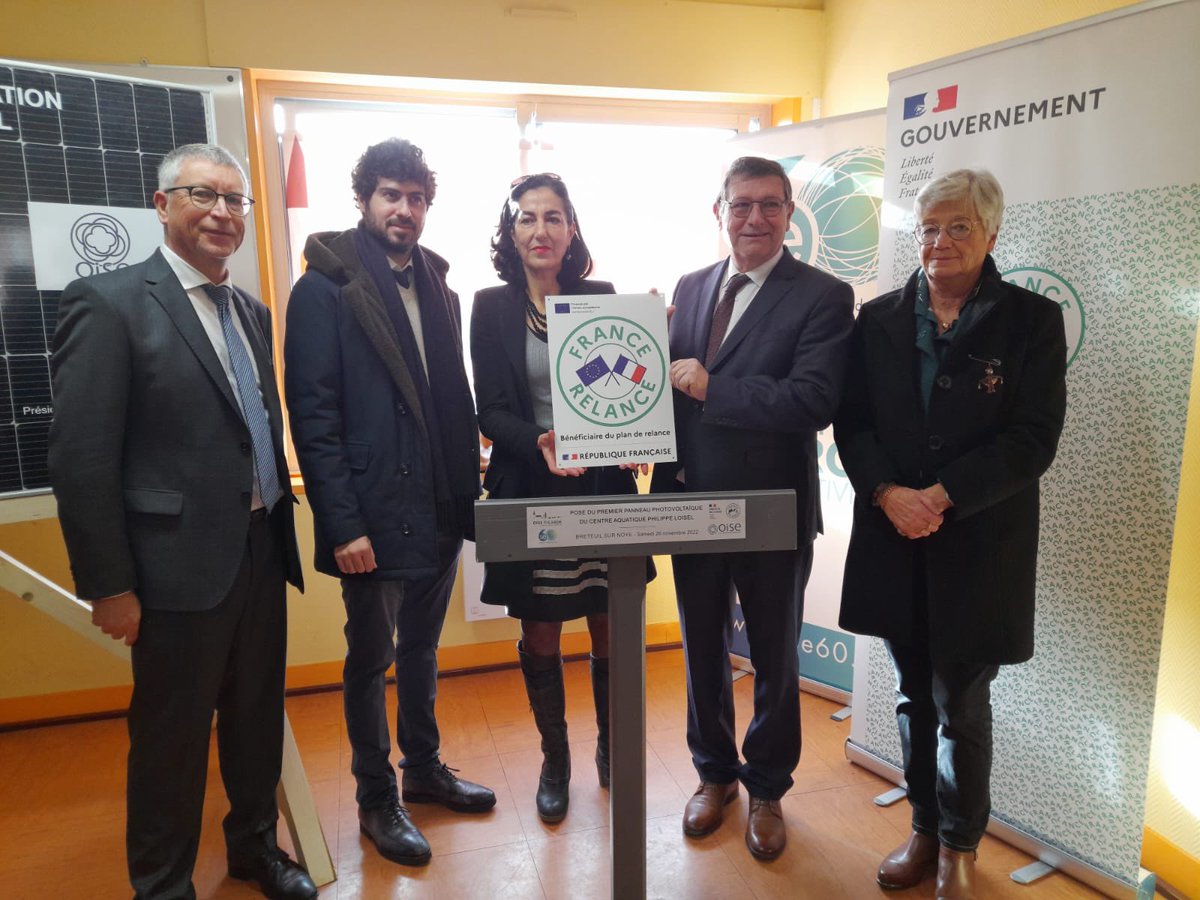 Prefet60's tweet photo. Pose du premier panneau photovoltaique à Breteuil-sur-Noyes, subventionné par l’Etat à hauteur de 131 692 euros au centre aquatique P.Loisel, en présence de Noura Kihal Flegeau, sous-préfète de Clermont, des élus et du #SE60. #planderelance https://t.co/BJHQACyMe9