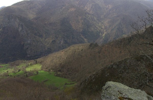 regcantabrorum's tweet photo. Defendiendo la entrada al valle de #Liebana 🌄 #Cantabria 💢 desde los puertos de #Aliva ⛰️ se encuentra el castro 🛖⚱️ de #Sebrango #Camaleño. Un espectacular enclave atribuible a la #EdadDelHierro apenas conocido 😍 #arqueologia #historia https://t.co/bSFjIk834K https://t.co/gMeZqVgIt4