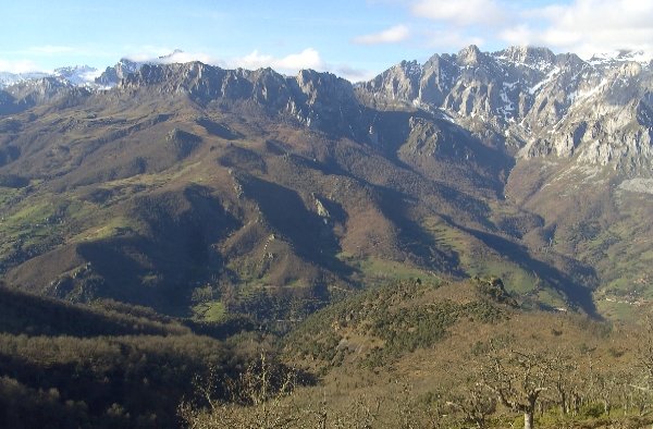 regcantabrorum's tweet photo. Defendiendo la entrada al valle de #Liebana 🌄 #Cantabria 💢 desde los puertos de #Aliva ⛰️ se encuentra el castro 🛖⚱️ de #Sebrango #Camaleño. Un espectacular enclave atribuible a la #EdadDelHierro apenas conocido 😍 #arqueologia #historia https://t.co/bSFjIk834K https://t.co/gMeZqVgIt4
